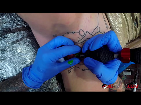 ❤️ Sully Savage, hottie estremamente tatuata, hà fattu un tatuatu nantu à u clitoris ☑ Pornu di qualità à co.nullscripts.top ❌️